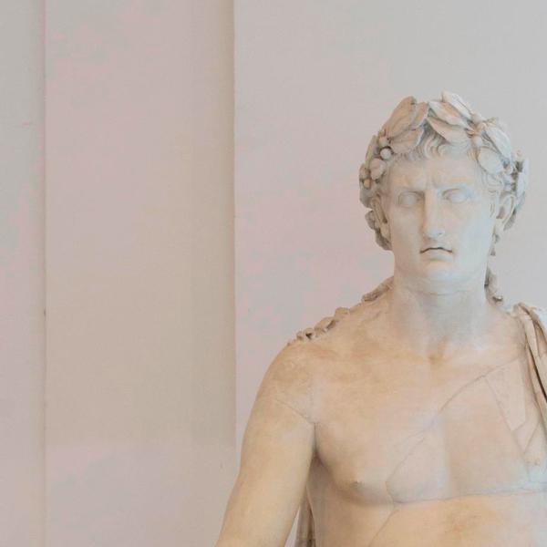 Statua seduta colossale del Divo Augusto